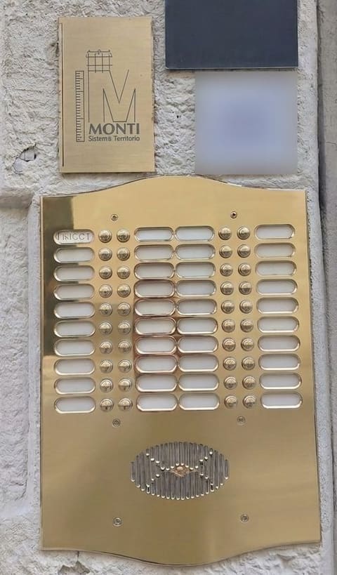 La targa dello studio Monti accanto alla pulsantiera del citofono